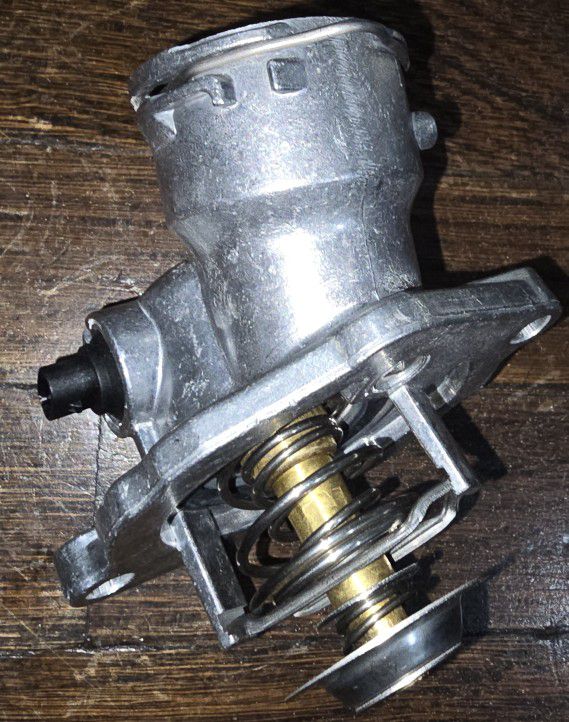New Engine Coolant Thermostat Housing Assembly 