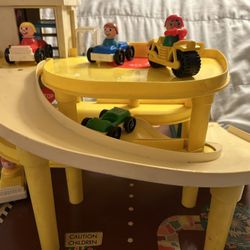 Fisher Price Deluxe Parking Ramp And Service Garage 