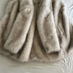 Women’s Fur Coat. SIZE 10
