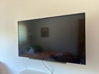 Moving, pick up today 👍Sony Bravia 40” TV + remote + wall mount