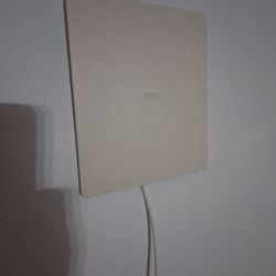 RCA TV ANTENNA-LIKE NEW