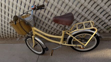 Kids yellow bike beach cruiser