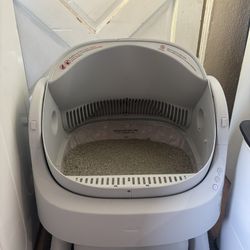 Brand New Pet Pivot Litter Box