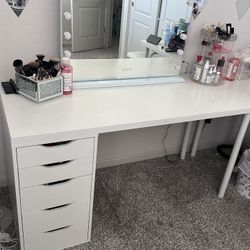 White Vanity Desk With 5 Pull Out Drawers 