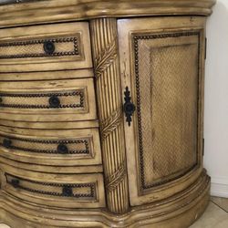 Foyer/chest/ Table 