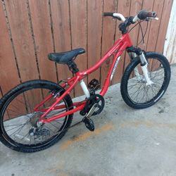 SPECIALIZED BOYS ALUMINUM BIKE NEEDS WORK