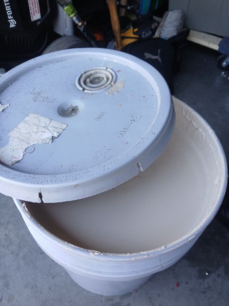Off White Full Bucket Paint 30$
