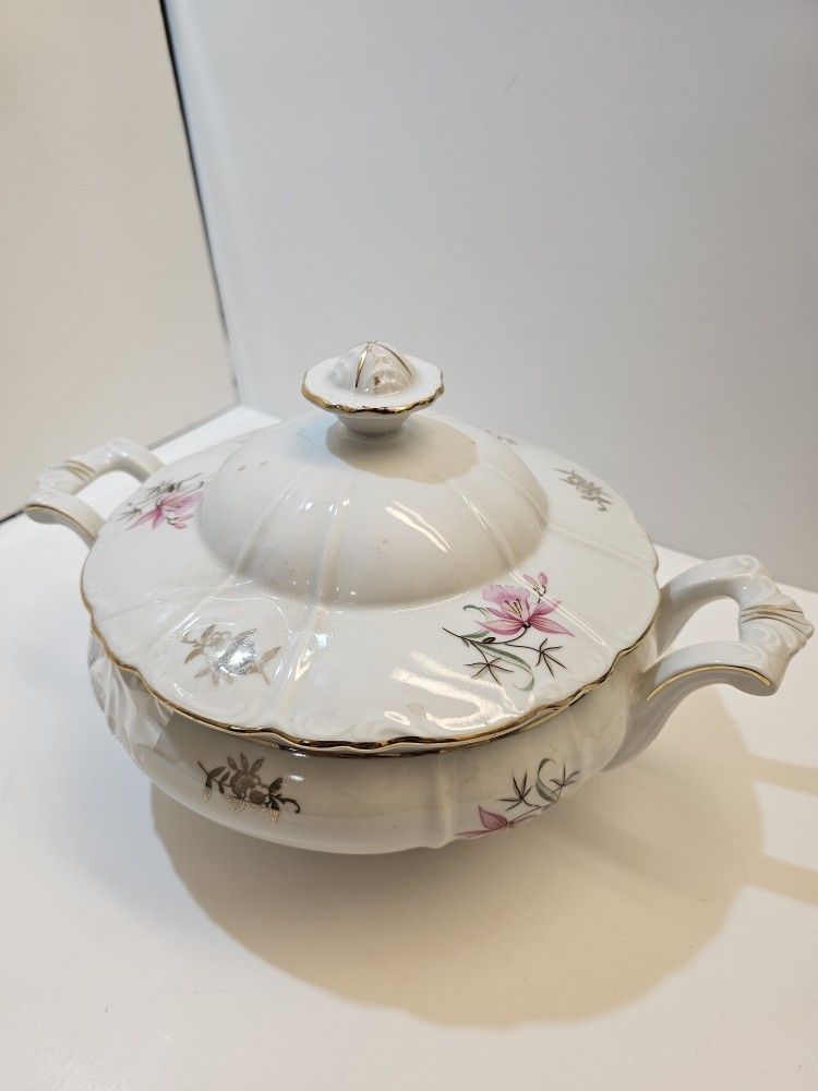 🍽️ Vintage FINE BOHEMIAN CHINA Covered Vegetable Bowl – Czechoslovakia – Rare Floral + Gold Trim! 🍽️