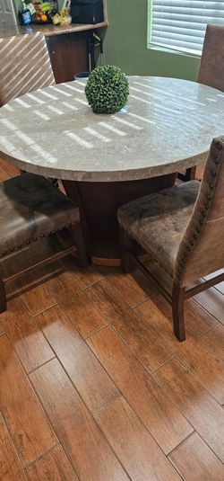 Round marble table With Chairs  really good condition