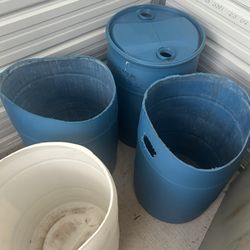 30 Gallon Plastic Drums / Read Below ⬇️ 