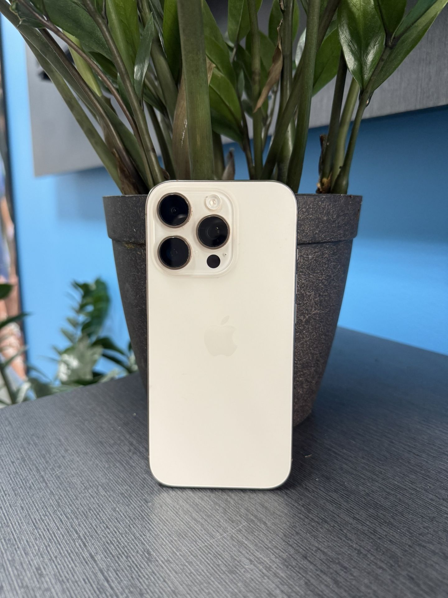 IPHONE 16 PRO UNLOCKED