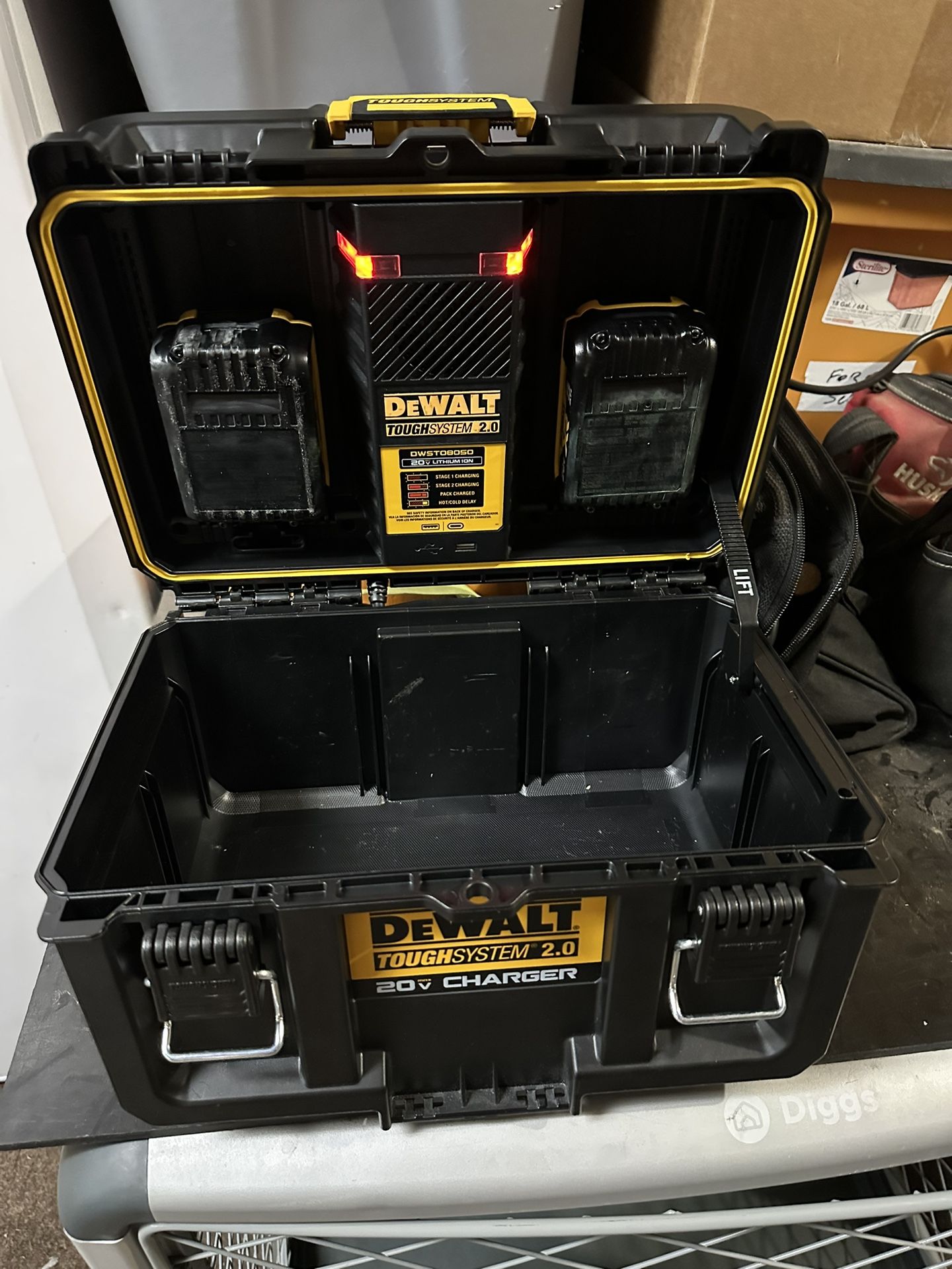 Dewalt Thought systems 2.0 Tool Box And Charger