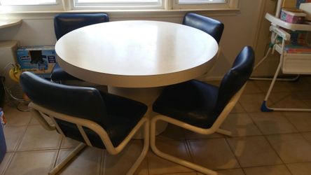 Kitchen table/4 chairs
