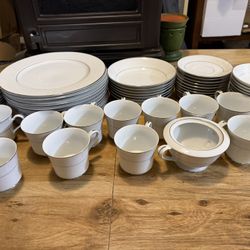 porcelain dinnerware set fina de la marca Fine China of Japan,