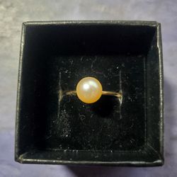 Vintage 10K Solid Gold Ring With 3 MM Saltwater Pearl.