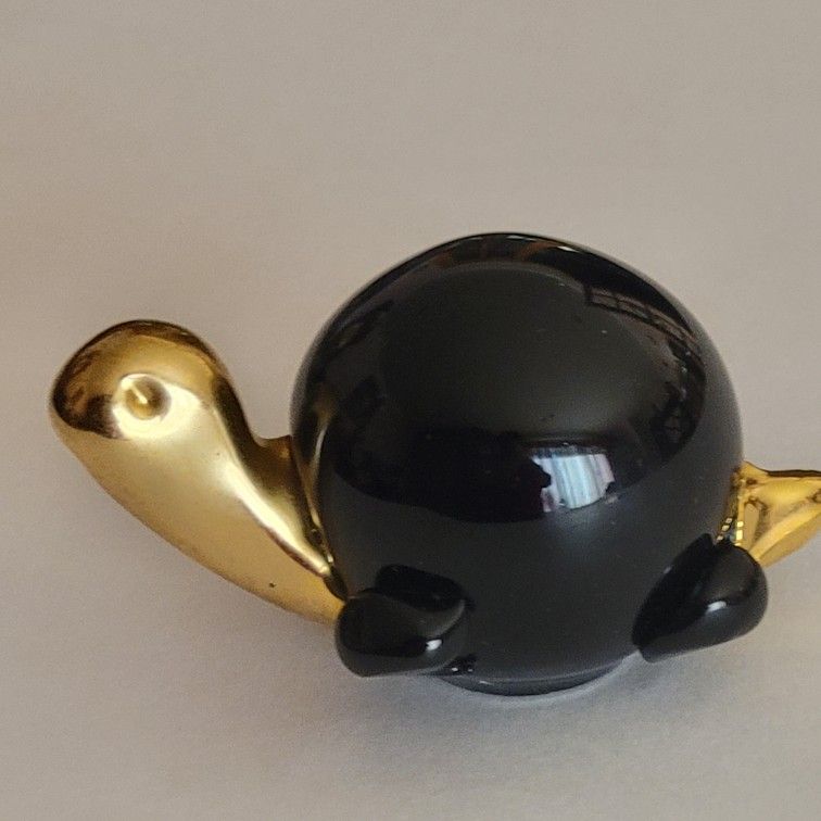 Vintage SP San Francisco Dark Blue Gold Glass Turtle Paperweight
Figurine. Pre-owned, good shape, small chip on turtle left foot, see the
photos.