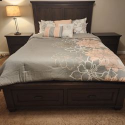 Universal Broadmoore Queen Bedroom Set 