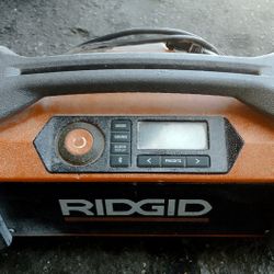 🚨 Ridgid 18V Job site Radio (W/BT)