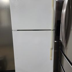 GE 18.2 Cu. Ft.Refrigerator with ice maker