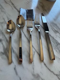 New Reed & Barton Royce Stainless Steel Flatware Set of 5 Mirror Finish 18/10 silverware fine dining