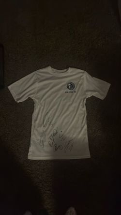 Shirt signed by 2026 World Cup squad memebers such as memo Ochoa, Diego Lopez, Edson Alvarez, and many more.