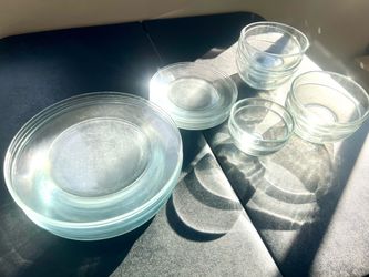 22-Piece Clear Glass Dinnerware Set (Serves 5-6)
