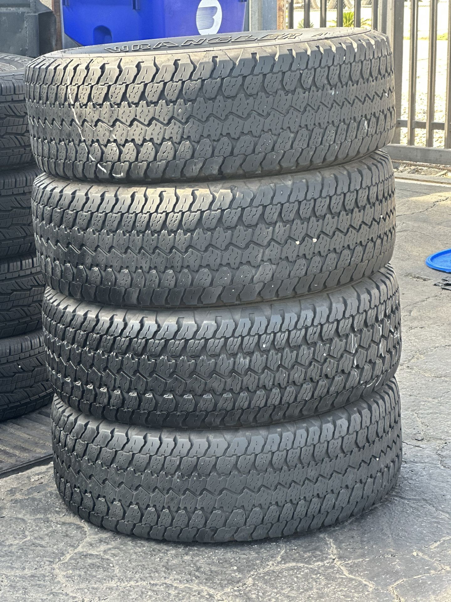SET OF TIRE 265 70 17 GOODYEAR 85% LIFE