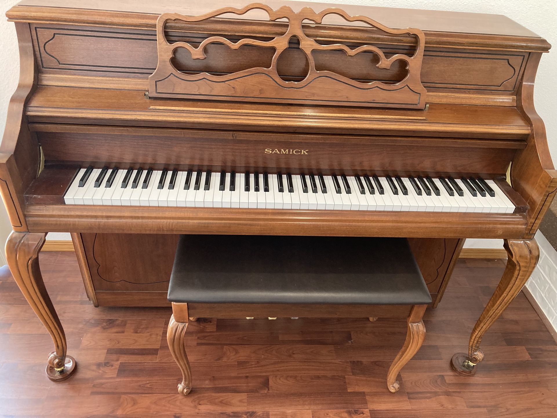 Samick Console Piano