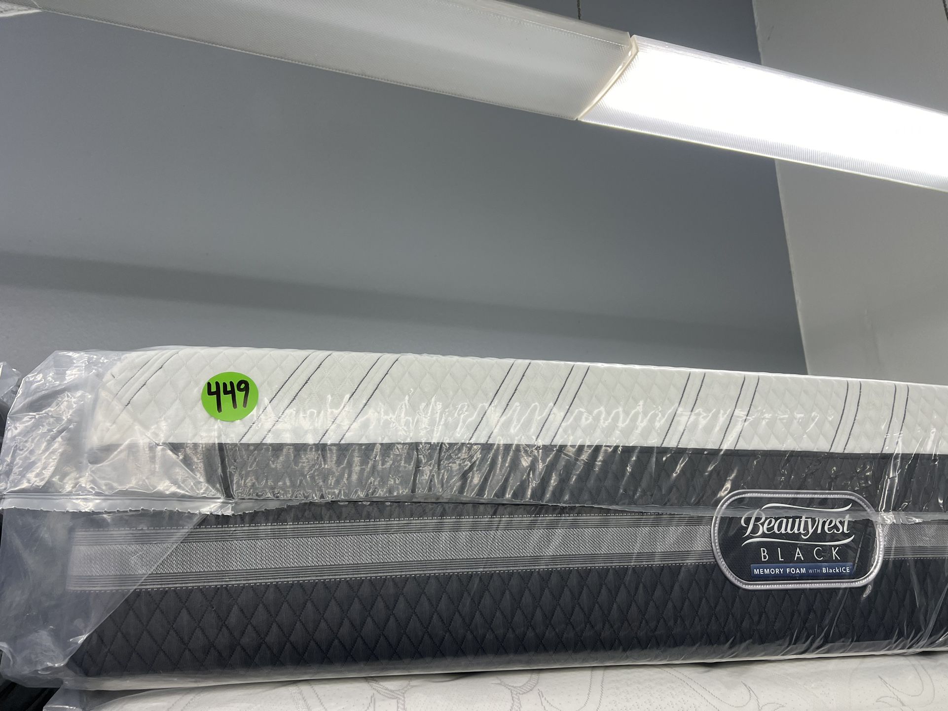 QUEEN SIZE SIMMONS BEAUTYREST BLACK MEMORY FOAM WITH BLACK ICE MATTRESS & BOX SPRING BED SET