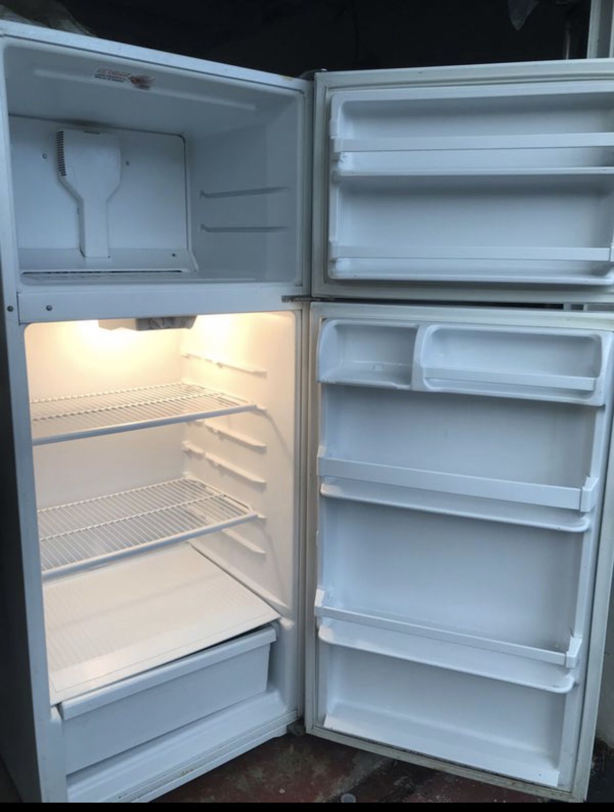 Amana Refrigerator- clean no issues!