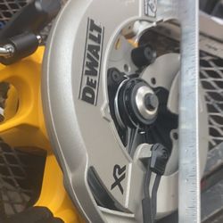 DEWALT 20-Volt MAX XR Cordless Brushless 7-1/4 in. Circular Saw (Tool-Only) solo herramienta