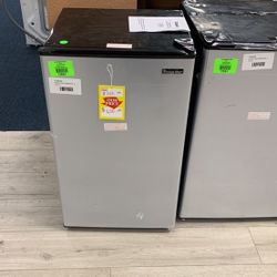 MAGIC CHEF MINI REFRIGERATOR