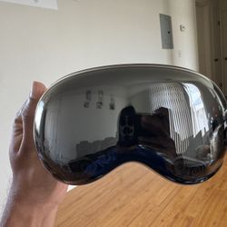 Apple Vision Pro M2 With Carrying Case