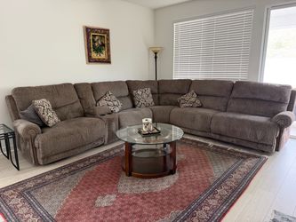 Sectional 6 seater w/ 3 recliners and a soda holder and phone/laptop charger