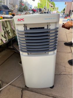 Portable air conditioner In excellent condition  with hoses  with remote control