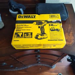 New DeWalt 1/2i" Brushless Drill/Driver Kit W/ Battery And Chatger