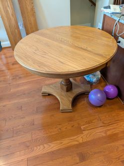 Round Oak Pedestal Dining Table Set With Chairs