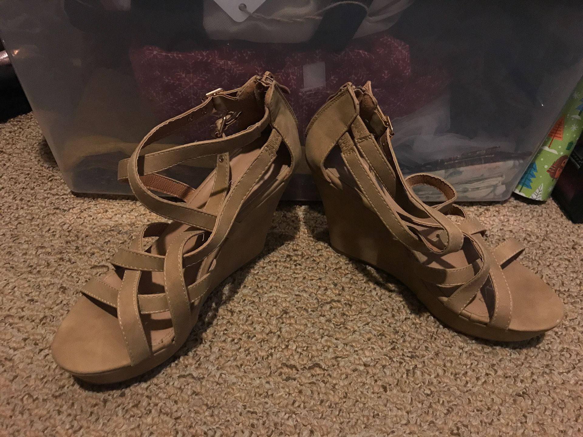 woman’s size 10 tan wedges