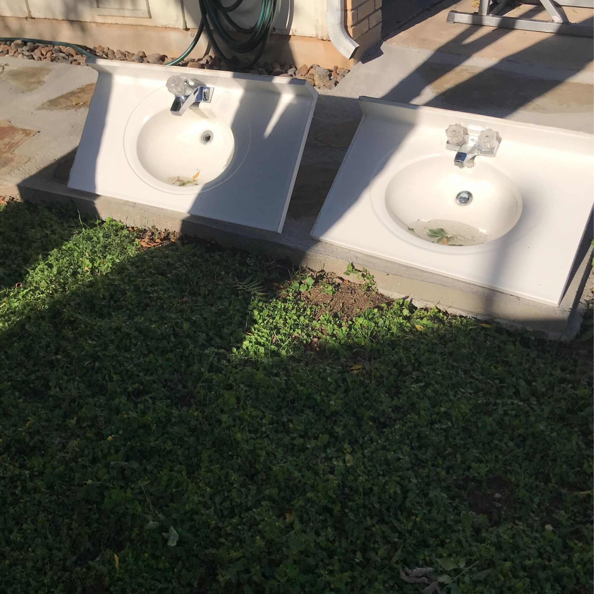 2 White Porcelain Sinks   FREE!!!