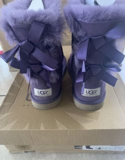 Ugg bow size 4