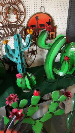 Metal yard art, clay pots, macetas and home decor.