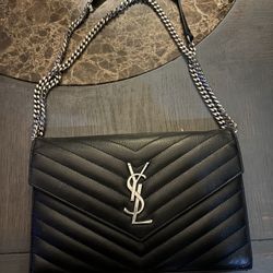 CASSANDRE ENVELOPE CHAIN WALLET IN GRAIN DE POUDRE LEATHER