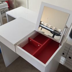 Vanity/MakeUp Desk ✨