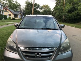 2005 Honda oddyessy 180k miles. Selling vehicle as is , sliding doors don’t work but can be fixed, Runs great