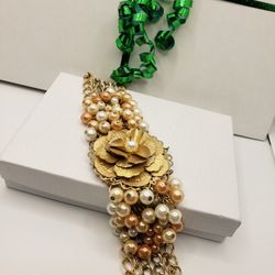 Vintage Art Work Pearl Bracele 7.5"in, Beautiful antique gold tone, Excellent condition.
