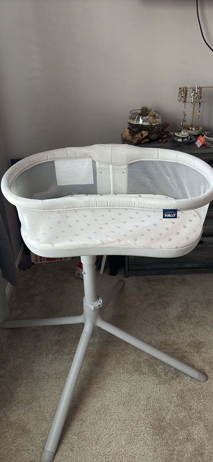 HALO BassiNest Swivel Sleeper 3.0 Baby Bassinet - Gray