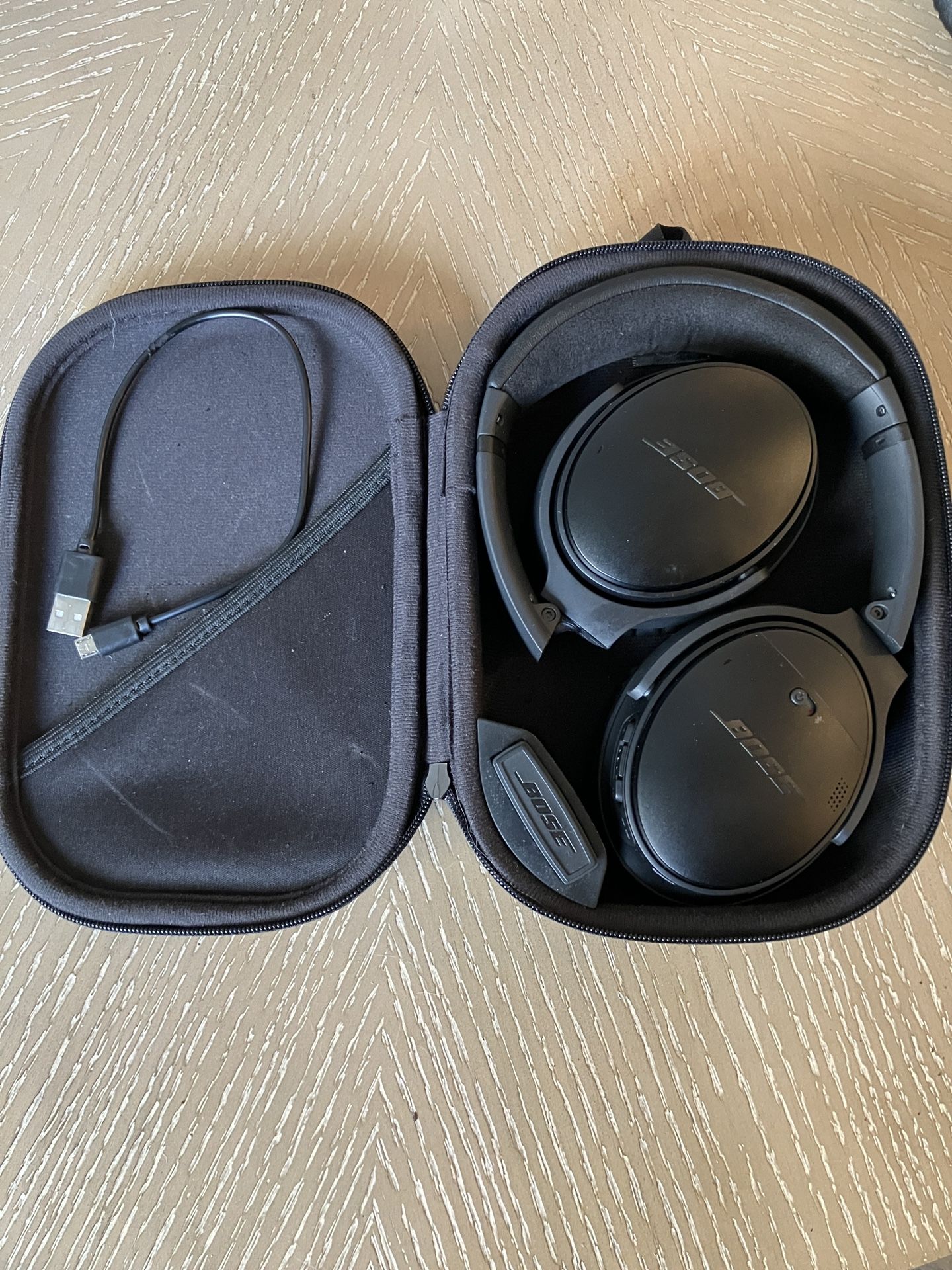 BLUETOOTH BOSE HEADPHONES: Bose QuietComfort 35 Noise Cancelling Headphones LIKE NEW with Case