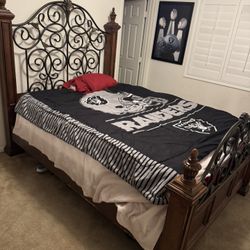 Solid Wood Queen Size Bedroom Set 