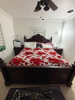 Vendo juegos de Cuarto de madera de 5 piezas sin colchón solo con la vase  en muy buenas condiciones bedroom sets for sale 5 pieces in Wood evenings i