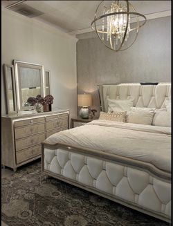 IVORY BED W/ LED’s & Mirror Trim 😍😍😍